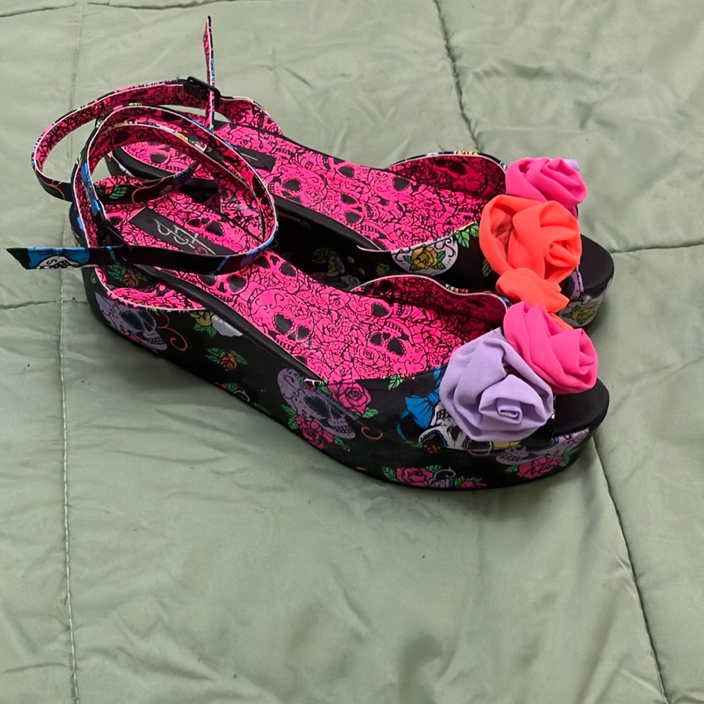 Cute sugar skull strap wedges size 9